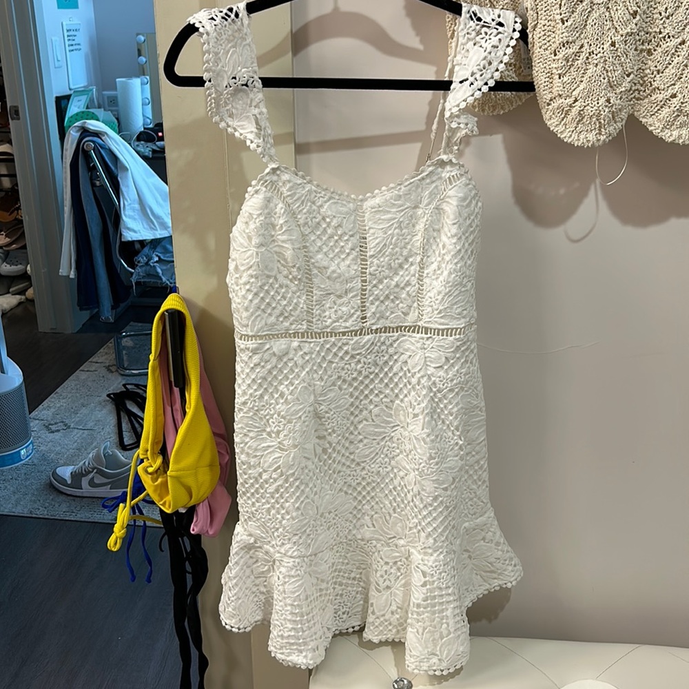 white selfie leslie dress